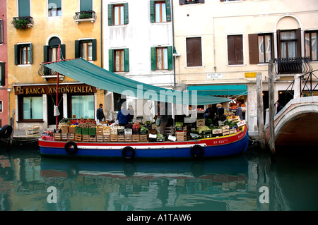 Italie Venise gondole des marchands d'aliments, bateau sur canal dans la zone de San Polo 'Sun' Barnaba, barge flottante Banque D'Images