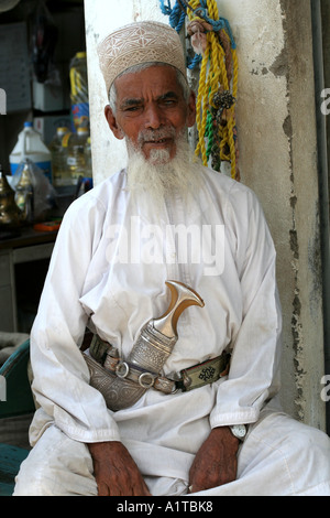Un homme portant un khanjar dans un souk à Sinaw, près de Nizwa, Oman Banque D'Images
