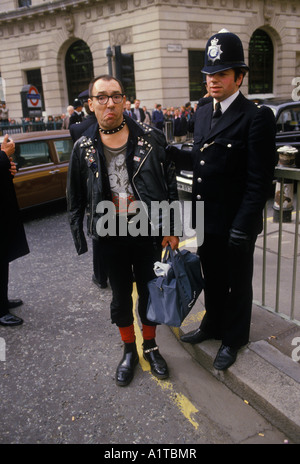 Stop the City Demo manifestation contre le capitalisme City of London Angleterre le 27 septembre 1984 1980 UK Punk arrêta un policier. HOMER SYKES Banque D'Images