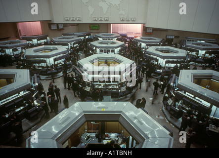 Plancher de la Bourse de Londres dans les années 1990. Les courtiers en actions dans la City de Londres 1992 UK HOMER SYKES Banque D'Images