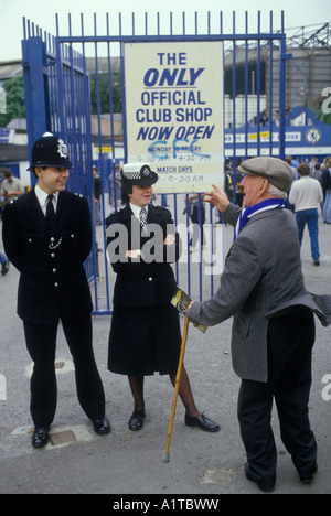 Fan senior du Chelsea football Club Royaume-Uni années 1980. Un policier et un policier en service de contrôle des foules au Stamford Bridge Londres. HOMER SYKES Banque D'Images