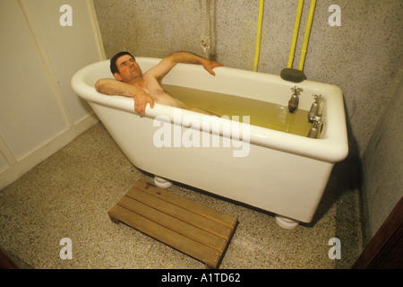 Homme prenant un bain de soufre il est censé nettoyer une gueule de bois et nettoyer le corps Irlande du Sud Lisdoonvarna County Clare Eire. HOMER SYKES des années 1990 Banque D'Images