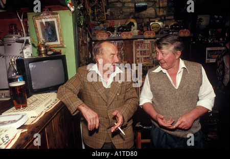 Pub cigarette des années 1980 Royaume-Uni. The Kings Head, High Ham Somerset. Deux hommes du coin, dimanche matin, fumant et buvant. Angleterre village vie HOMER SYKES Banque D'Images