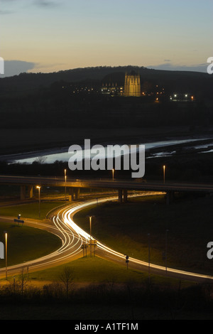 Des sentiers de lumière sur l'autopont de Shoreham / échange avec Lancing College dans l'arrière-plan - Shoreham by Sea, West Sussex, UK. Banque D'Images