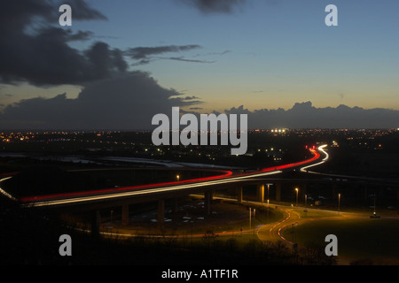 Des sentiers de lumière sur l'A27 Shoreham flyover / échange - Shoreham by Sea, West Sussex, UK. Banque D'Images