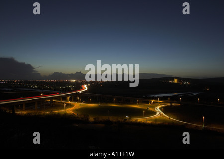 Des sentiers de lumière sur l'A27 Shoreham flyover / échange - Shoreham by Sea, West Sussex, UK. Banque D'Images