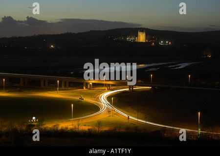 Des sentiers de lumière sur l'autopont de Shoreham / échange avec Lancing College dans l'arrière-plan - Shoreham by Sea, West Sussex, UK. Banque D'Images