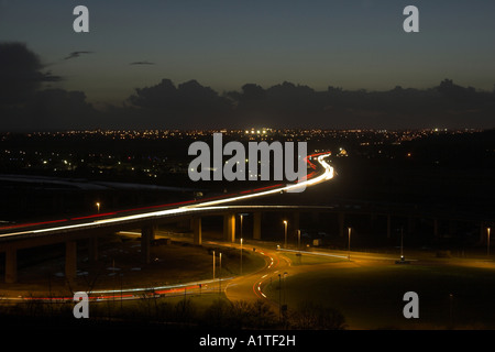 Des sentiers de lumière sur l'A27 Shoreham flyover / échange - Shoreham by Sea, West Sussex, UK. Banque D'Images