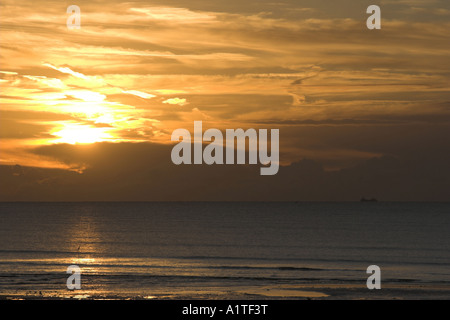 Coucher de soleil sur la Manche de Shoreham par mer dans l'ouest de Sussex. Banque D'Images