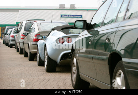 La Queue pour les voitures des Ferry Port Dover UK Banque D'Images