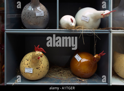 Poulets en céramique dans une vitrine Banque D'Images