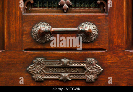 Détail d'une lourde porte de bois dans la jolie ville médiévale de Bruges en Belgique Banque D'Images