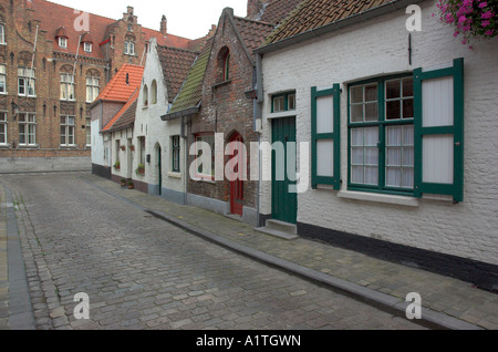 Des petites maisons traditionnelles dans une rue étroite dans la jolie ville de Bruges medievel Banque D'Images