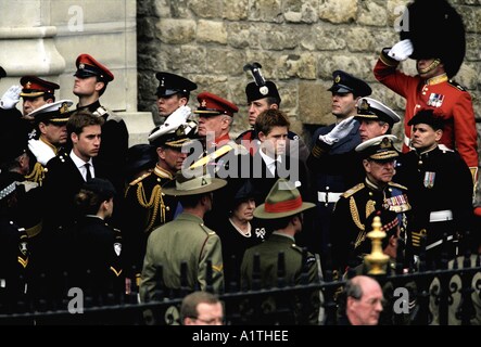 Reine mère s funérailles 9 avril 2002 approches le cortège funèbre de l'abbaye de Westminster Banque D'Images