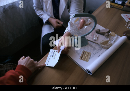DOCTOR TALKING WITH PATIENT AU SUJET DE LA pillule contraceptive Tirana Albanie Banque D'Images