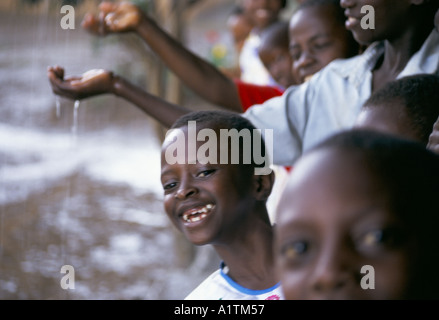 Retourner au Rwanda, mars 1995 LES ENFANTS DE LA PLUIE À L'ORPHELINAT Banque D'Images