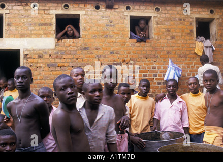 Retour à la prison de Kigali RWANDA MARS 1995 LA SECTION DES ENFANTS CERTAINS SONT ACCUSÉS DE GÉNOCIDE Banque D'Images