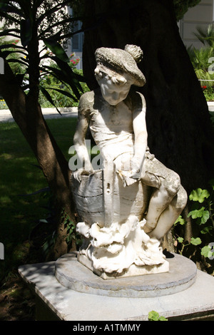 L'AVENIR MARIN. Une SCULPTURE DANS LE JARDIN DE L'ACHILLEION PALACE. GASTOURI. Corfou. Île grecque ionienne. L'EUROPE Banque D'Images