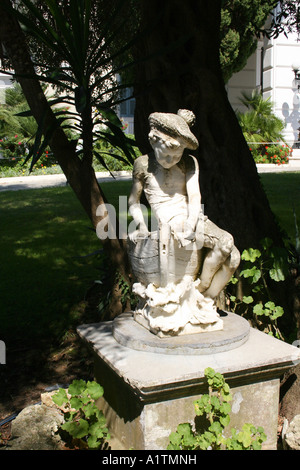 L'AVENIR MARIN. Une SCULPTURE DANS LE JARDIN DE L'ACHILLEION PALACE. GASTOURI. Corfou. Île grecque ionienne. L'EUROPE Banque D'Images