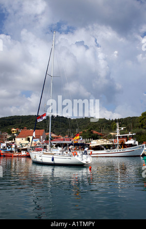 Un YACHT EN VISITE SE PRÉPARE À QUAI À PETRETI PORT. Corfou. Île grecque ionienne. L'EUROPE Banque D'Images