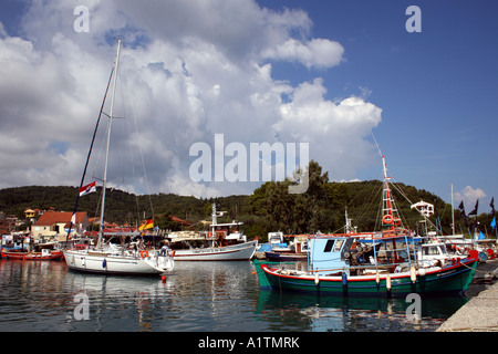 Un YACHT EN VISITE SE PRÉPARE À QUAI À PETRETI PORT. Corfou. Île grecque ionienne. L'EUROPE Banque D'Images