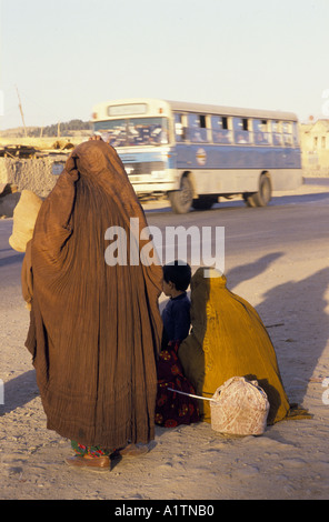 Deux femmes en burqa bus attendant brun Banque D'Images