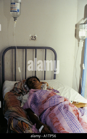 Homme ÉTENDU SUR UN LIT DANS LE QUARTIER DE CHOLÉRA IQUITOS PEROU MAI 1991 Banque D'Images
