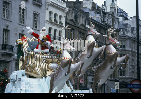 SANTA CLAUS ÉQUITATION traîneau en étant tiré par le renne À LONDRES 11 Parade de Noël 1994 Banque D'Images