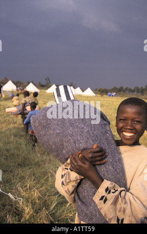 Les réfugiés rwandais au Zaïre. Les enfants non accompagnés QUI ARRIVENT AU CAMP orphelin Banque D'Images