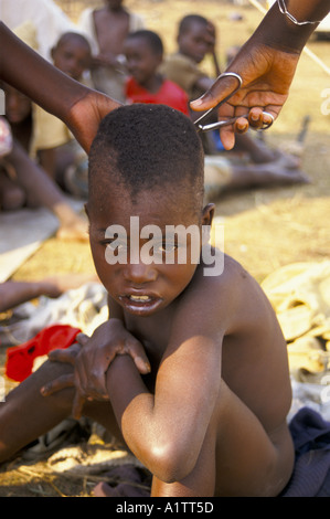 Les réfugiés rwandais au Zaïre. Les enfants non accompagnés.CAMP MUGANO PROFESSEUR DONNERAIT UNE COUPE ORPHELIN réfugié rwandais Banque D'Images