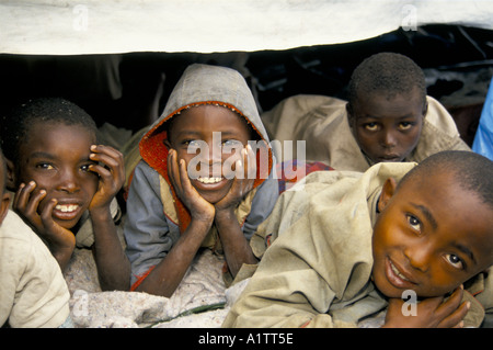 Les réfugiés rwandais au Zaïre. Les enfants non accompagnés camp de Mugunga Zaïre 1994 Banque D'Images