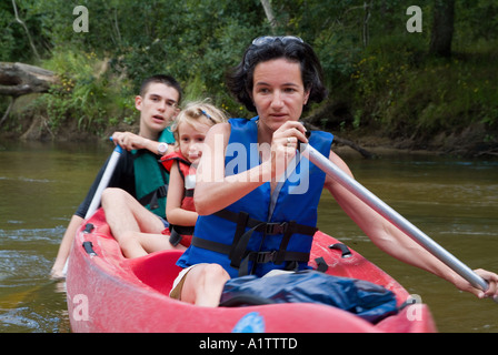 Mère canoë avec les enfants de la rivière Eyre France Banque D'Images