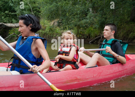 Mère canoë avec les enfants de la rivière Eyre France Banque D'Images