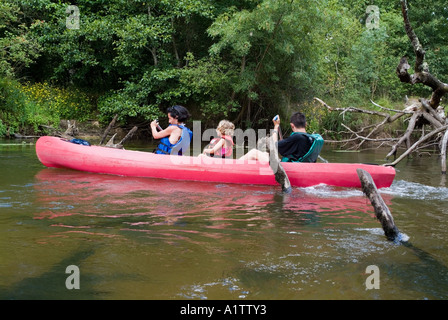 Mère canoë avec les enfants de la rivière Eyre France Banque D'Images