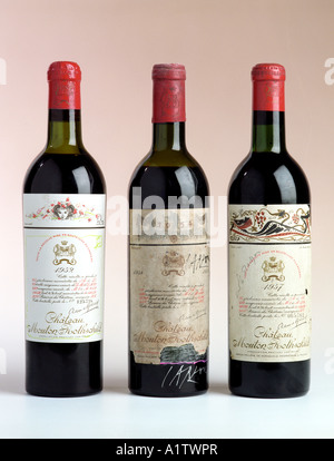 De rares bouteilles de Château Mouton Rothschild vin avec des étiquettes et des bouteilles peintes par certains des plus grands artistes modernes Banque D'Images