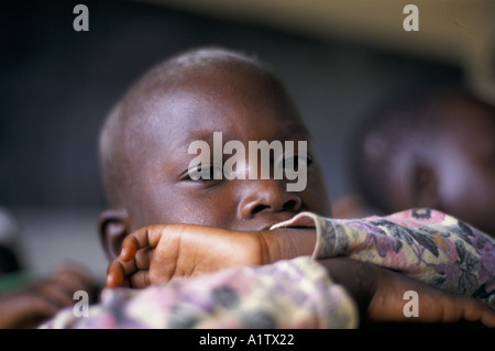 Orphelins en orphelinat, APRÈS LE GÉNOCIDE AU RWANDA 03 1995 NYAMATA Banque D'Images