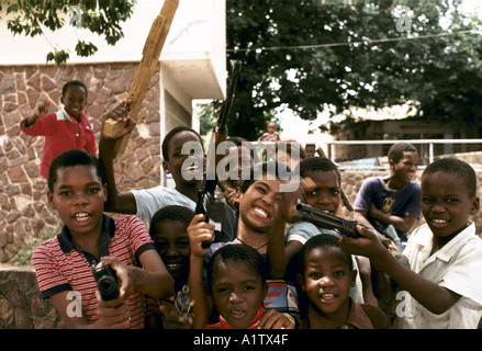 MOZAMBIQUE MAPUTO garçons jouant avec les armes-jouets Banque D'Images