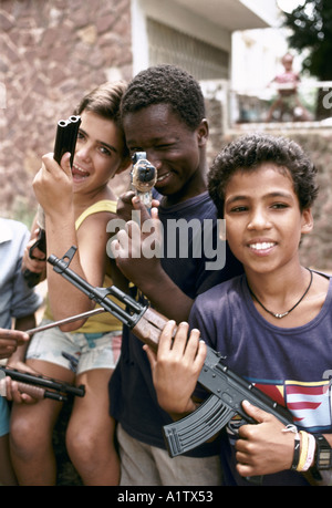MOZAMBIQUE MAPUTO garçons jouant avec les armes-jouets Banque D'Images
