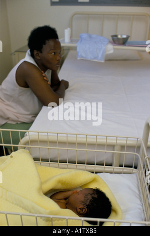 ALEXANDRA TOWNSHIP CLINIC AFRIQUE DU SUD New Born Baby cot en regard de mère Banque D'Images