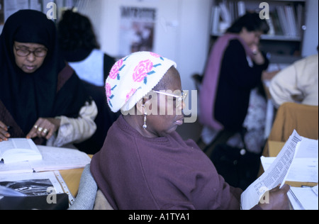 WEST THAMES COLLEGE DE LONDRES ADULTES L'ACQUISITION DE COMPÉTENCES DE BASE Banque D'Images