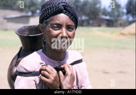 Femme à la collecte de l'eau , AVEC POT EN ARGILE LIÉ SUR SON DOS1994 Banque D'Images