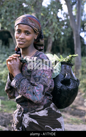 Femme à la collecte de l'eau , AVEC POT EN ARGILE LIÉ SUR SON DOS1994 Banque D'Images
