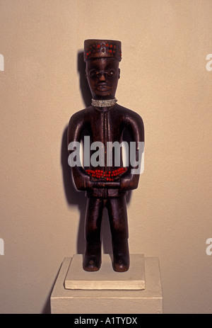 La figure, figure en bois, fait de bois, de graines et de perles 33x11x6 cm, National Gallery, ville de Harare, Harare, Zimbabwe, Afrique du Sud Banque D'Images