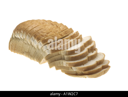 Tranches de miche de pain maison se découpant sur fond blanc Banque D'Images
