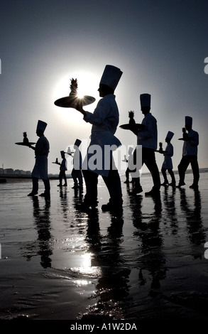 Chefs de restaurants sur la plage de Brighton à l'aube pour le lancement de la nourriture et boisson Brighton Festival Amoureux Banque D'Images