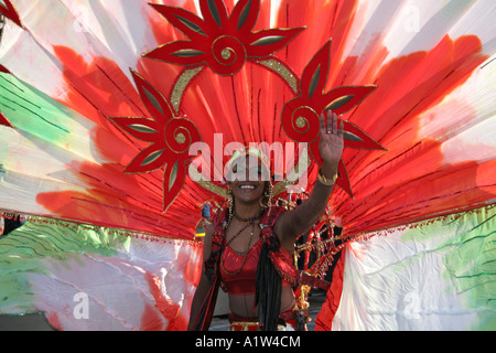 Jeune fille habillé en costume traditionnel carnaval antillais en dehors de la chambres du Parlement au cours de la New Years Day Parade 20 Banque D'Images