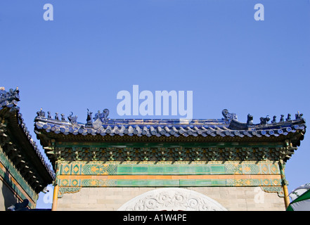 Chine Pékin Le Temple du Ciel La salle de prière pour les bonnes récoltes Détail des tuiles peintes en bleu clair contre un ciel bleu Banque D'Images