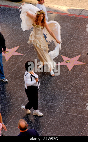 Photographie d'un artiste de rue habillé comme un ange sur Hollywood Boulevard Hollywood California USA Banque D'Images