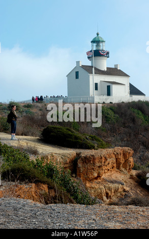 Les gens se sont mis en file d'attente pour une visite du Vieux point Loma phare à l'occasion de son 150e anniversaire au monument national de Cabrillo à San Diego Californie Etats-Unis Banque D'Images