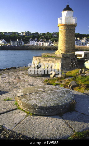 Portpatrick face aux hôtels en front de mer avec le phare et le port derrière Rhinns of Galloway Scotland UK Banque D'Images